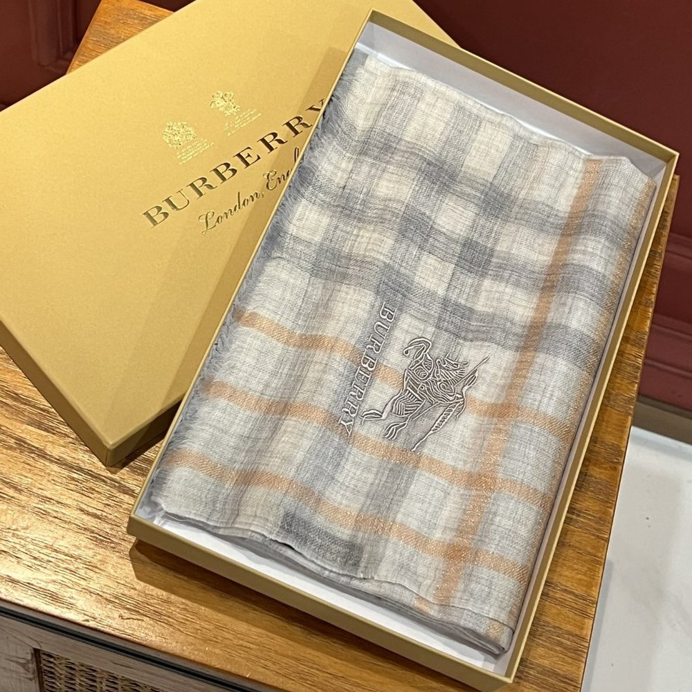 Burberry cashmere scarf - Picture 4 of 9